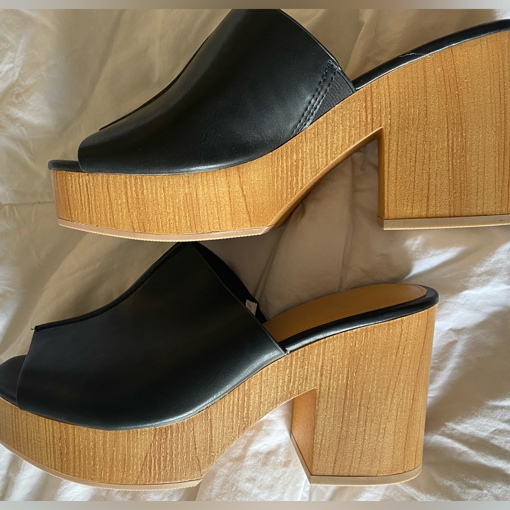 Universal Thread Wedge Sandals Size 9